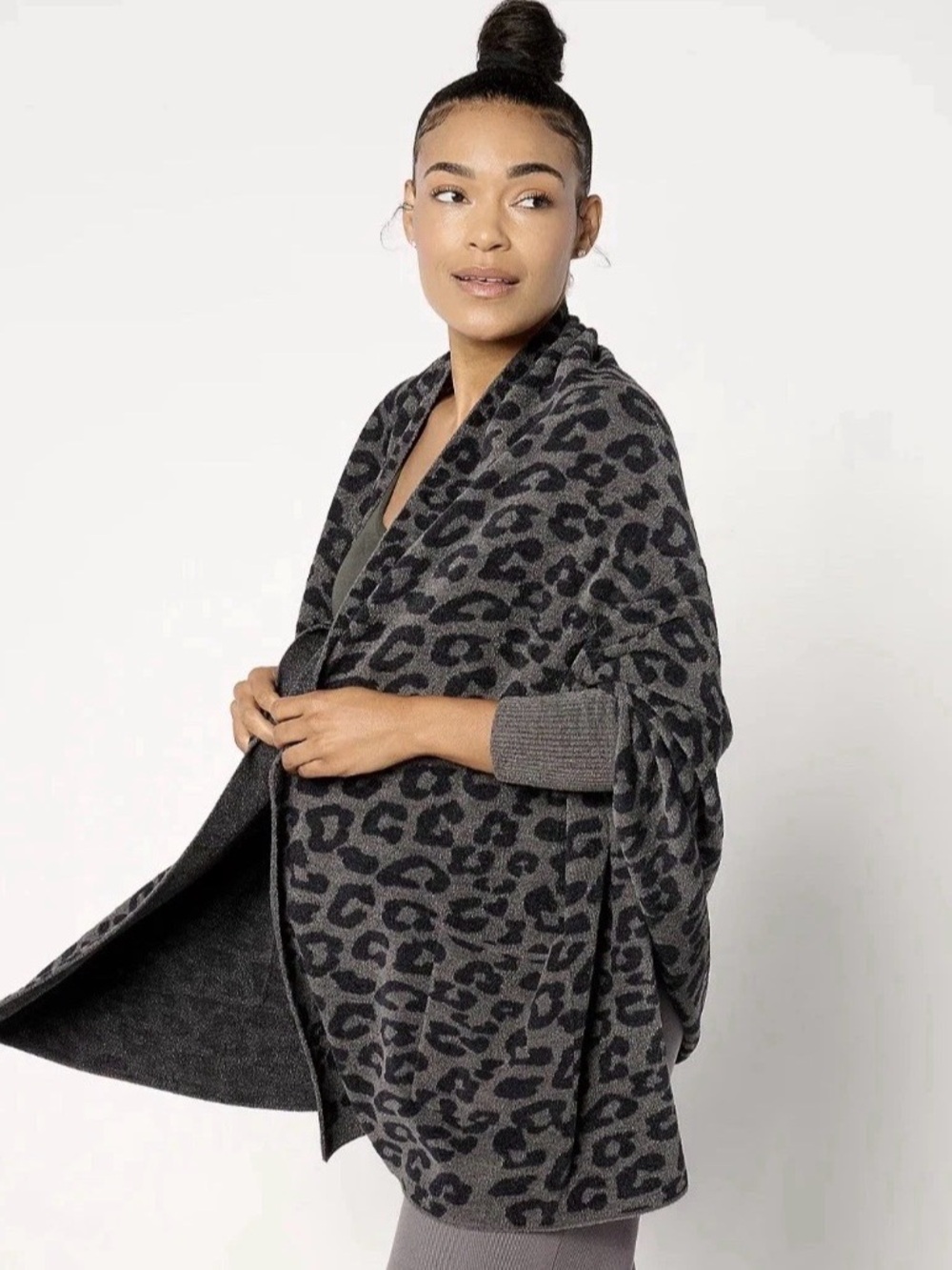 EUC Barefoot Dreams 1X CozyChic Ultra Lite Blanket Wrap with Pockets Leopard